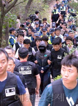 사패산 등산로에서 여성 등산객의 금품을 빼앗고 성폭행하려다 목을 졸라 숨지게 한 피의자 정 씨가 지난 16일 현장검증을 위해 경기 의정부경찰서 현관을 나서고 있다. 아래 사진은 경기 의정부 사패산 현장검증 당시 사진. 의정부=정희조 기자/checho@heraldcorp.com
