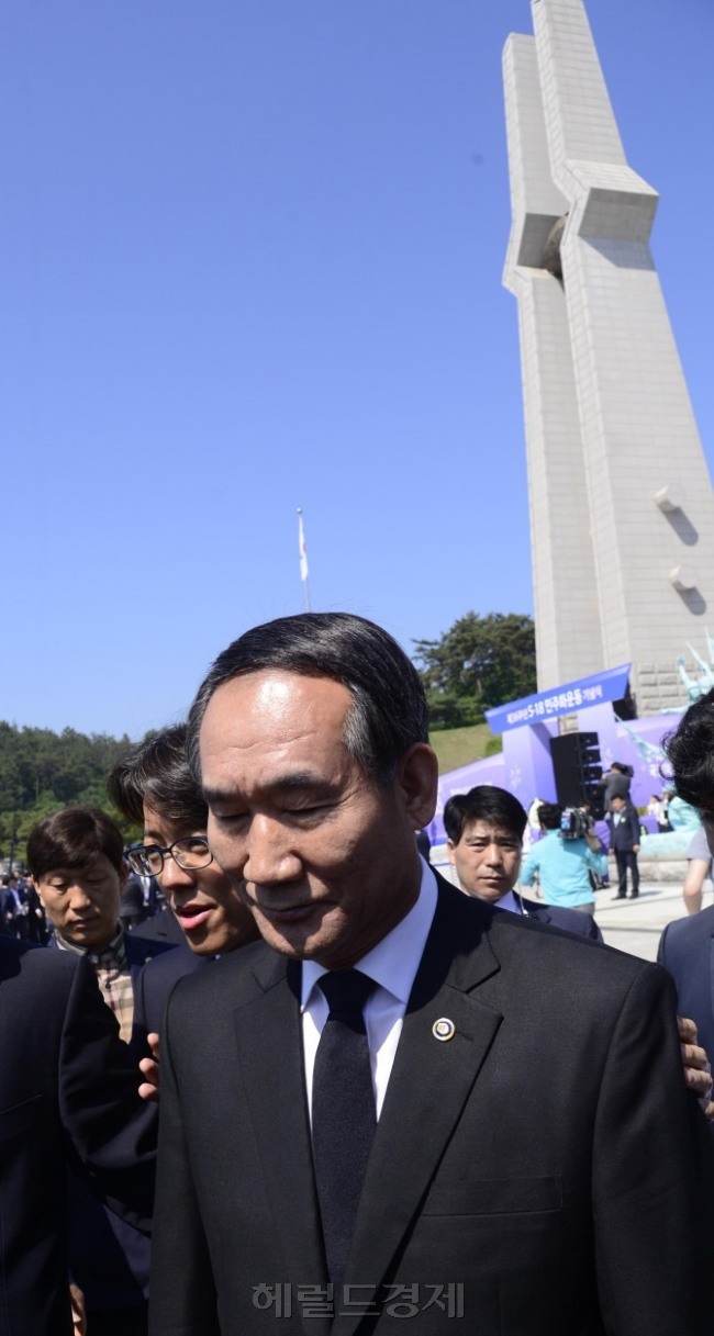 지난 5월 18일 광주에서 열린 ‘5ㆍ18 광주민주화운동 기념식’에서 박승춘 국가보훈처장이 5·18민주유공자유족회원들로부터 거센 항의를 받고 행사장을 떠나고 있다. 박해묵 기자/mook@heraldcorp.com