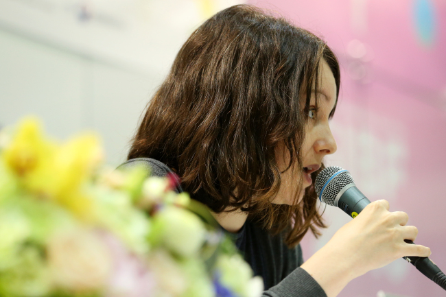 Translator Deborah Smith speaks about the globalization of Korean literature at the Seoul International Book Fair at the Coex Convention Exhibition Center in southern Seoul on Sunday. (Yonhap)