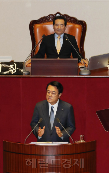정진석 새누리당 원내대표가 20일 오전 서울 여의도 국회에서 열린 343회 국회(임시회) 3차 본회의에서 교섭단체 대표연설을 하고 있다. 박해묵 기자/mook@heraldcorp.com