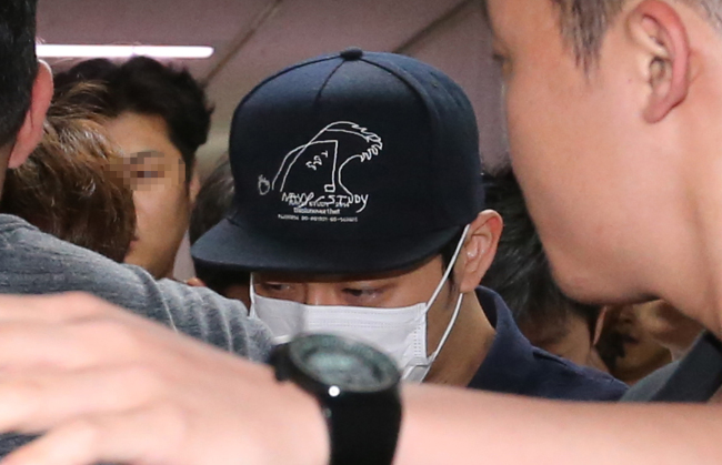 Actor and singer Park Yoo-chun reports for work at Gangnam-gu Office in Seoul on Monday. (Yonhap)