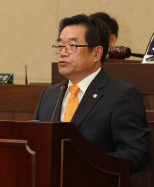 권기탁 안동시의원이 20일 시의회 정례회를 통해 화산 권주 경상도 관찰사 부부 묘 등 현장 보존을 촉구하는 5분 발언을 하고 있다.[사진제공=안동시]