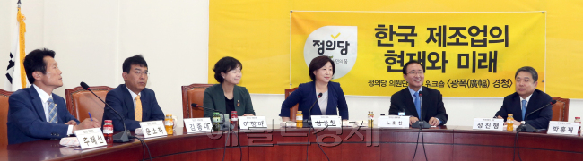 정진행 현대자동차 사장이 21일 오전 서울 여의도 국회에서 열린 정의당의‘한국 제조업의 현재와 미래’를 주제로 워크숍에 참석하고 있다. 박해묵 기자/mook@heraldcorp.com
