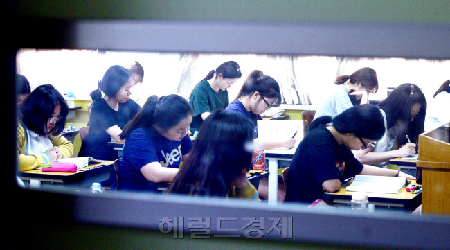 2017학년도 대학수학능력시험이 150일 앞으로 다가왔다. 사진은 지난 2일 서울 영등포구 여의도여고에서 고3 학생들이 2017학년도 대학수학능력시험을 대비하는 6월 모의평가에 치르고 있는 모습. 박현구 기자/ phko@heraldcorp.com