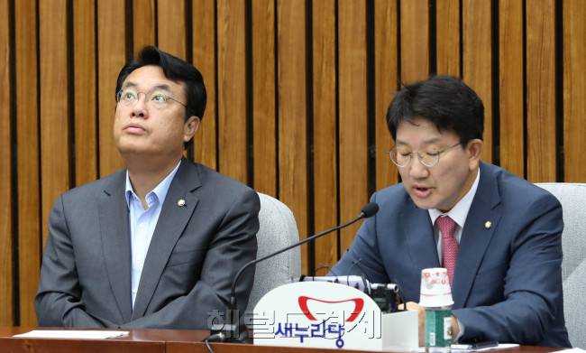 21일 오전 서울 여의도 국회에서 열린 새누리당 원내대책회의에서 권성동 사무총장(오른쪽)이 발언하는 가운데 정진석 원내대표가 허공을 응시하며 생각에 잠겨 있다. 박해묵 기자/mook@heraldcorp.com