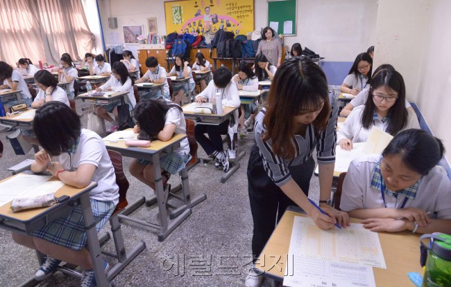 국가수준 학업성취도평가(일제고사)가 21일  전국 중3ㆍ고2 대상으로 실시되었다.  과목별 국어,영어,수학은  중3ㆍ고2 모두 전수평가로 시험을 치르고 사회와 과학은 중학교3학년  236개교 1학급씩 표집하여 평가를 하였다.  서울 배화여고 학생들이 일제고사를 치르고 있다. 정희조 기자/checho@heraldcorp.com