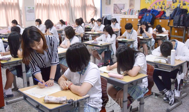 국가수준 학업성취도평가(일제고사)가 21일  전국 중3ㆍ고2 대상으로 실시되었다.  과목별 국어,영어,수학은  중3ㆍ고2 모두 전수평가로 시험을 치르고 사회와 과학은 중학교3학년  236개교 1학급씩 표집하여 평가를 하였다.  서울 배화여고 학생들이 일제고사를 치르고 있다. 정희조 기자/checho@heraldcorp.com
