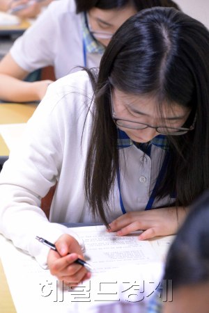 국가수준 학업성취도평가(일제고사)가 21일  전국 중3ㆍ고2 대상으로 실시되었다.  과목별 국어,영어,수학은  중3ㆍ고2 모두 전수평가로 시험을 치르고 사회와 과학은 중학교3학년  236개교 1학급씩 표집하여 평가를 하였다.  서울 배화여고 학생들이 일제고사를 치르고 있다. 정희조 기자/checho@heraldcorp.com