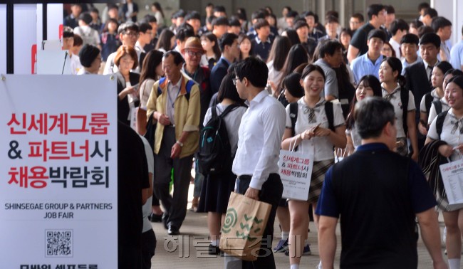 21일 오전 서울 삼성동 코엑스에서 열린 신세계그룹 상생채용박람회에 많은 구직자들이 입장을 기다리고 있다. 이날 상생채용박람회에는 16개 신세계 그룹사와 90개 중소 파트너사들이 참여해 인재 채용에 나섰다. 신세계가 박람회 개최 비용 등 필요한 모든 지원을 하고 파트너사들은 신세계와 함께 우수 인재를 발굴하는 ‘상생형’ 채용박람회다. 신세계는 박람회장 안에 별도의 장애인 채용관을 마련하고, 도우미와 수화통역자 등을 배치해 장애인 구직자들이 원활하게 채용 상담을 받을 수 있도록 편의를 제공한다.
이상섭 기자/babtong@heraldcorp.com