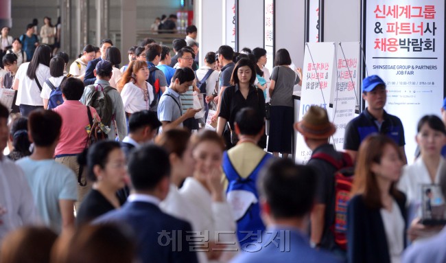 21일 오전 서울 삼성동 코엑스에서 열린 신세계그룹 상생채용박람회에 많은 구직자들이 입장을 기다리고 있다. 이날 상생채용박람회에는 16개 신세계 그룹사와 90개 중소 파트너사들이 참여해 인재 채용에 나섰다. 신세계가 박람회 개최 비용 등 필요한 모든 지원을 하고 파트너사들은 신세계와 함께 우수 인재를 발굴하는 ‘상생형’ 채용박람회다. 신세계는 박람회장 안에 별도의 장애인 채용관을 마련하고, 도우미와 수화통역자 등을 배치해 장애인 구직자들이 원활하게 채용 상담을 받을 수 있도록 편의를 제공한다.
이상섭 기자/babtong@heraldcorp.com