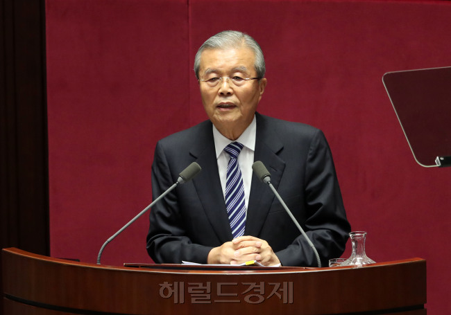 김종인 더불어민주당 비대위 대표가 21일 오전 서울 여의도 국회에서 열린 본회의에서 교섭단체 연설을 하고 있다. 박해묵 기자/mook@heraldcorp.com
