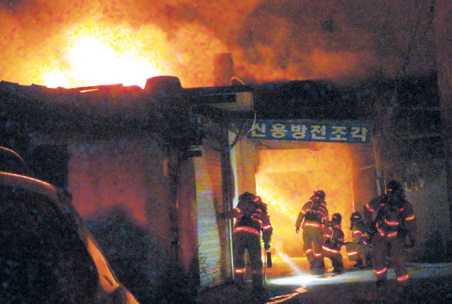 20일 오후 11시 23분경 영등포구 양평동1가 소재 금형공장 1층 작업장 내에
서 기계적인 원인으로 추정되는 화재가 발생해 소방대원들이 화재를 진압하
기 위해 불길 속으로 들어가고 있다. 이번 화재로 방전가공기 및 기타집기류 등이 소실됐으나 인명피해는 없었다. [사진제공=영등포소방서]