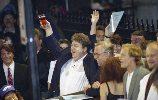 From left: Members of the television show “Cheers” George Wendt, John Ratzenberger, Rhea Perlman, Woody Harrelson and Kelsey Grammer, toast the crowd outside the Bull and Finch Pub in Boston on May 21, 1993. (AP-Yonhap)