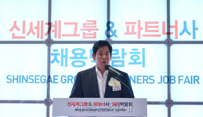 21일 서울 코엑스에서 열린 신세계그룹 ‘2016년 2차 상생채용박람회’에서 정용진 신세계 부회장은 기업과 협력사, 구직자의 상생을 거듭 강조했다. 이상섭 기자 / babtong@heraldcorp.com