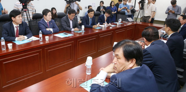 21일 오후 하태경, 유기준 새누리당 의원을 비롯한 부산지역 의원들이 영남권 신공항 계획 무산에 대한 입장을 발표하고 있다. 박해묵 기자/mook@heraldcorp.com