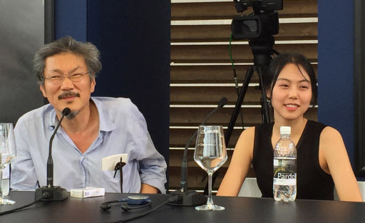 Director Hong Sang-soo (left) and actress Kim Min-hee at the Locarno International Film Festival in August, 2015 (Yonhap)