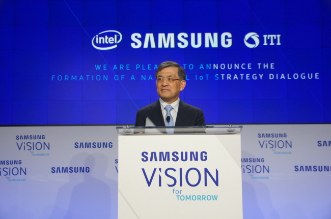 Kwon Oh-hyun, Samsung Electronics’ vice chairman delivers a speech under the theme “Human-Centered IoT,” at the headquarters of the Washington Post in Washington on June 21. Samsung Electronics