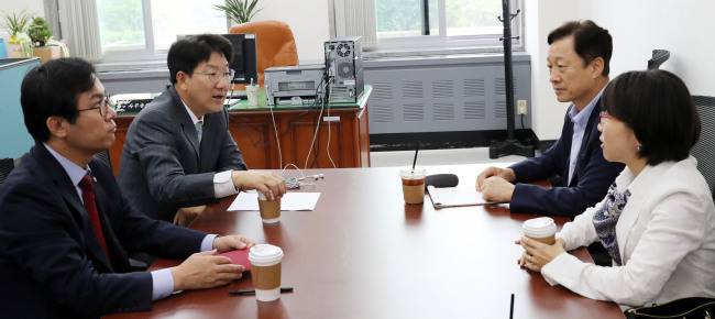 권성동 새누리당 사무총장이 22일 서울 여의도 국회에서 새누리당 비대위 1분과 회의를 주재하고 있다. 박해묵 기자/mook@heraldcorp.com
권성동 새누리당 사무총장이 22일 서울 여의도 국회에서 새누리당 비대위 1분과 회의를 주재하고 있다. 박해묵 기자/mook@heraldcorp.com