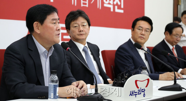 22일 오전 서울 여의도 국회에서 열린 신공항 관련 5개 시ㆍ도 중진의원 간담회에서 최경환 새누리당 의원(왼쪽)이 발언하는 동안 유승민 의원(왼쪽 두번째), 정진석 원내대표(세번째)가 최 의원을 응시하고 있다. 	 박해묵 기자/mook@heraldcorp.com