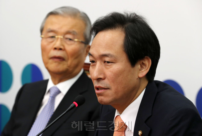 우상호 더불어민주당 원내대표(오른쪽)가 22일 오전 서울 여의도 국회에서 열린 비상대책위원회의에서 모두발언을 하고 있다. 왼쪽은 김종인 비대위 대표. 우 원내대표는 이날 회의에서 “최저임금의 두자릿수 인상이 반드시 갖춰져야 한다”고 밝혔다. 박해묵 기자/mook@heraldcorp.com