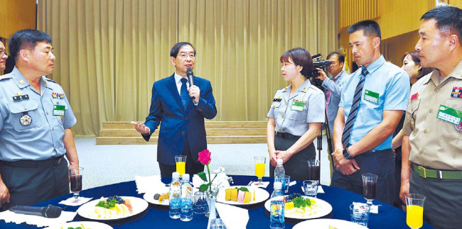 박원순 서울시장이 지난 21일 오후 신청사 3층 대회의실에서 국군모범용사를
초청, 노고를 치하하고 있다. 이날 국군모범용사 초청행사는 전ㆍ후방에서 근무
중인 육ㆍ해ㆍ공군 가운데 선발된 우수 모범용사와 배우자 총 120명이 참석했다. 모범용사들은 이날 박원순 시장과의 만남에 앞서 해설사의
안내에 따라 서울광장, 시장 집무실 앞 전시 공간, 서울도서관, 시민청 등 신청사 곳곳을 살펴봤다. [사진제공=서울시