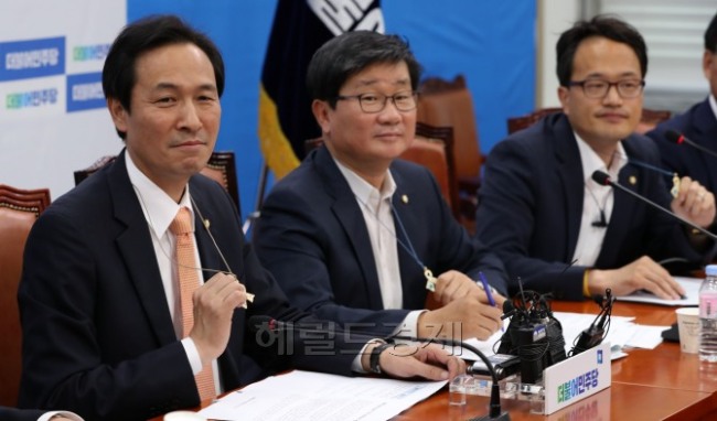우상호 더불어민주당 원내대표가 22일 오후 서울 여의도 국회에서 세월호 TF 발족식 및 회의에서 인사말을 하고 있다. 우 원내대표를 비롯한 위원들이 목걸이는 세월호 희생자 어머니들이 만든 목걸이다. 박해묵 기자/mook@heraldcorp.com