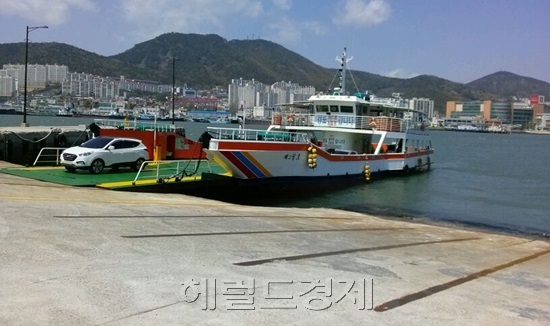 전남 여수 국동항에서 경도선착장을 잇는 차도선에서 직원 1명이 하선하던 차량에 치여 숨지는 사고가 발생했다. 국동항에서 경도까지의 운행시간은 5분 내외의 매우 가까운 거리로 골프객 차량을 태운 선박이 수시운행 중이다. 박대성기자 / parkds@heraldcorp.com