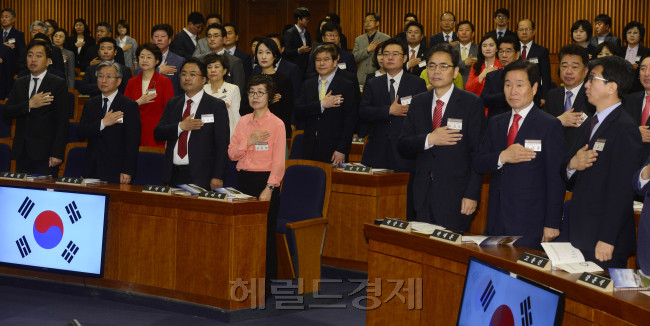 지난 5월 11일 서울 여의도 국회 헌정기념관에서 제20대 국회 초선의원 의정 연찬회가 열린 가운데 초선의원들이 국민의례를 하고 있다.  박해묵 기자/mook@