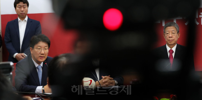 권성동 새누리당 사무총장이 23일 오전 서울 여의도 새누리당 당사에서 열린 혁신비상대책위원회 회의에서 발언하고 있다. 이 날 회의에서 권 사무총장은 사퇴했다. 박해묵 기자/mook@heraldcorp.com