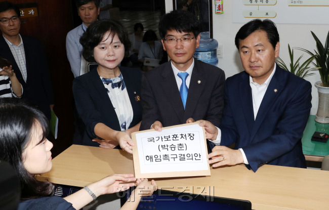 야3당 원내수석부대표들이 23일 오전 서울 여의도 국회 본관 의안과에서 박승춘 국가보훈처장에 대한 해임촉구결의안을 제출하고 있다.  (사진 오른쪽부터 김관영 국민의당 원내수석부대표, 박완주 더불어민주당 원내수석부대표, 이정미 정의당 원내수석부대표) 박해묵 기자/mook@heraldcorp.com
야3당 원내수석부대표들이 23일 오전 서울 여의도 국회 본관 의안과에서 박승춘 국가보훈처장에 대한 해임촉구결의안을 제출하고 있다.  (사진 오른쪽부터 김관영 국민의당 원내수석부대표, 박완주 더불어민주당 원내수석부대표, 이정미 정의당 원내수석부대표) 박해묵 기자/mook@heraldcorp.com