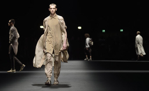Models wear creations for Versace men’s Spring-Summer 2016-2017 collection, part of the Milan Fashion Week, in Milan, Italy, on June 18. (AP-Yonhap)