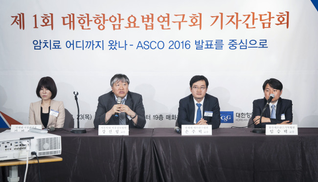 사진 왼쪽부터 김정아 대한항암요법연구회 홍보위원(인제대 서울백병원 혈액종양내과 교수), 강진형 대한항암요법연구회 회장(가톨릭대 서울성모병원 종양내과 교수), 손주혁 대한항암요법연구회 홍보위원장(연세대 의대 종양내과 교수), 임승택 연세대 원주의과대 혈액종양내과 교수.[사진제공=PR 봄]
사진 왼쪽부터 김정아 대한항암요법연구회 홍보위원(인제대 서울백병원 혈액종양내과 교수), 강진형 대한항암요법연구회 회장(가톨릭대 서울성모병원 종양내과 교수), 손주혁 대한항암요법연구회 홍보위원장(연세대 의대 종양내과 교수), 임승택 연세대 원주의과대 혈액종양내과 교수.[사진제공=PR 봄]