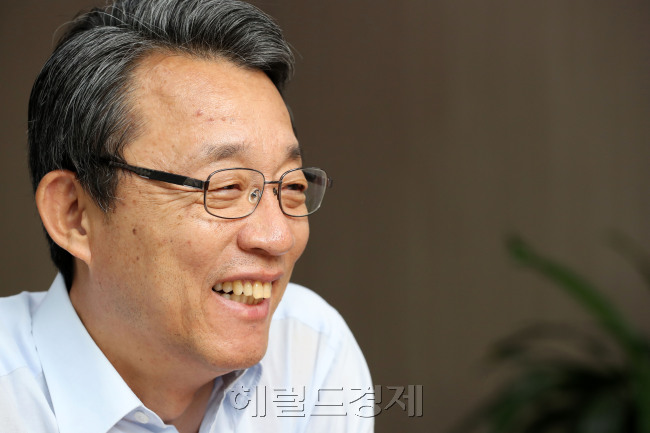 김성식 국민의당 정책위 의장이 헤럴드경제와 국회 의원회관에서 인터뷰를 하고 있다. 박해묵 기자/mook@heraldcorp.com
