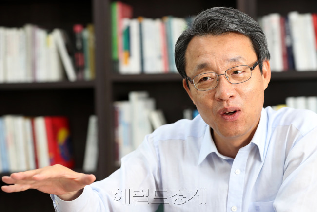 김성식 국민의당 정책위 의장이 헤럴드경제와 국회 의원회관에서 인터뷰를 하고 있다. 박해묵 기자/mook@heraldcorp.com