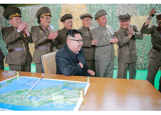김정은 노동당 위원장이 지난 22일 무수단 미사일 시험발사를 참관한 자리에서 성공을 자축하고 있다.
[헤럴드경제DB]