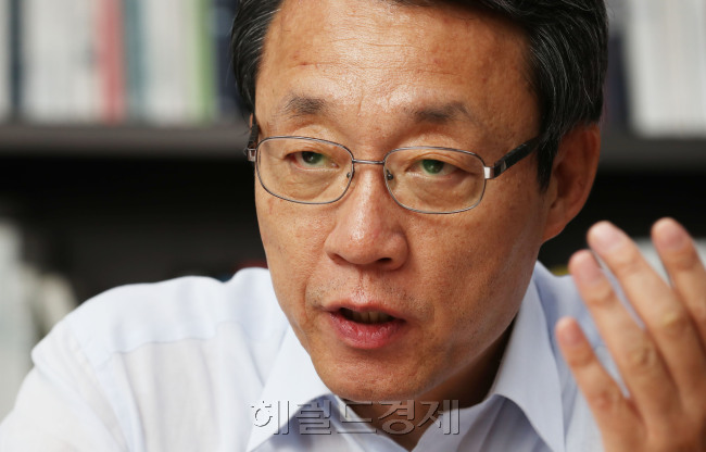 22일 국회 의원회관에서 만난 김성식 국민의당 정책위의장.  박해묵 기자/mook@heraldcorp.com