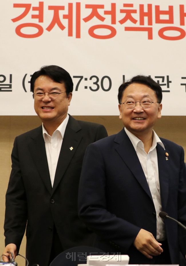정진석 새누리당 원내대표와 유일호 경제부총리가 24일 오전 서울 여의도 국회 귀빈식당에서 열린 2016년 하반기 경제정책방향 당정간담회에서 인사를 나누고 있다. 박해묵 기자/mook@heraldcorp.com