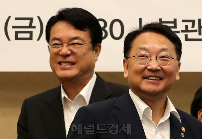 정진석 새누리당 원내대표와 유일호 경제부총리가 24일 오전 서울 여의도 국회 귀빈식당에서 열린 2016년 하반기 경제정책방향 당정간담회에서 인사를 나누고 있다. 박해묵 기자/mook@heraldcorp.com