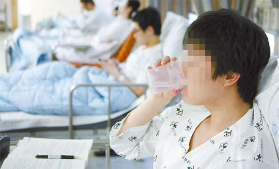비싼 등록금과 주거비 마련을 위해 위험한 알바를 자청하는 젊은층 들이 늘고 있다. 사진은 세브란스병원 임상시험센터 병실에서 젊은 참가자가 약을 복용(왼쪽)하고 있는 모습과. 고층건물 건설 현장알바를 뛰고 있는 모습.
[출처=연세 세브란스병원]