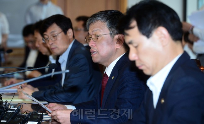 24일 오전 서울 중구 은행회관에서 최상목 기획재정부 제1차관을 비롯한 금융감독원, 한국은행 관계자들이 참석한 가운데 최 1차관의 주재로 브렉시트(Brexit·영국의 유럽연합 탈퇴)의 동향을 점검하기 위한 긴급 거시경제금융회의가 열렸다. 최 1차관이 모두발언을 하고 있다.   이상섭 기자/babtong@heraldcorp.com