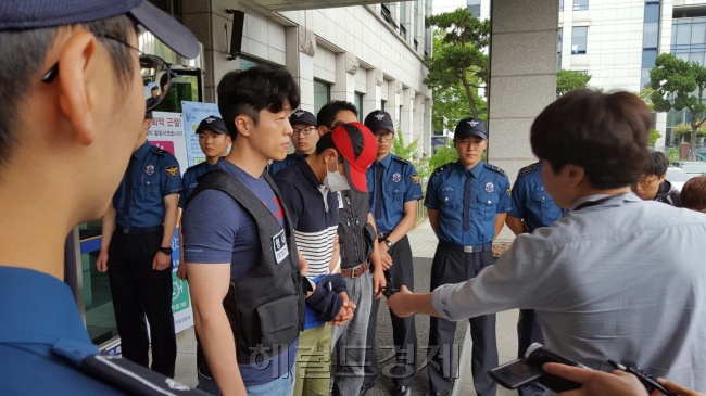 60대 여성을 성폭행 뒤 살해한 피의자 김모 씨가 현장검증에 나섰다. 김씨는 범해동기를 묻는 취재진의 질문에 “죽을 죄를 지었다”고 했다. 유오상 기자/osyoo@heraldcorp.com