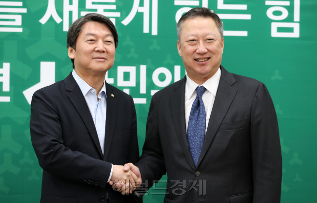 24일 오전 국회를 방문한 박용만 대한상공회의소 회장(오른쪽)은 안철수 국민의당 상임공동대표 등 야당 지도부를 만나 경제활성화에 협조해 줄 것을 당부했다. 박해묵 기자/mook@heraldcorp.com