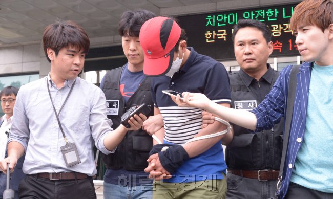 60대 여성을 성폭행 뒤 살해한 피의자 김모 씨가 현장검증에 나섰다. 김씨는 범해동기를 묻는 취재진의 질문에 “죽을 죄를 지었다”고 답했다. 정희조 기자/checho@heraldcorp.com
