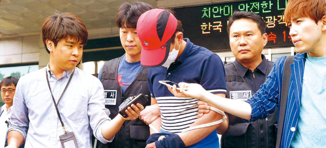 60대 여성을 성폭행한 뒤 금품을 빼앗으려다 살해한 뒤 도주했던 김모(37) 씨가 피해자와 유가족에게 “죽을 죄를 지었다”고 밝혔다. 서울 수서경찰서는 24일 오전 10시 이번 사건이 발생한 서울 서초구 서초동 아파트에서 현장검증을 진행했다. 빨간 모자에 흰색 마스크로 얼굴을 가린 김 씨는 오전 9시 45분께 수서경찰서를 나서면서 성폭행과 살해 이유를 묻는 기자들에게 “죄송하다. 죽을 죄를 지었다”고 말했다. 현장검증에 앞서 김 씨가 취재진에 둘러싸여 있다. 정희조 기자/checho@heraldcorp.com