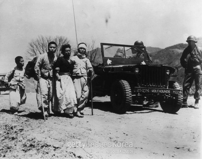 6ㆍ25전쟁 60주년 기념사업위원회에 따르면 한국전쟁 당시 납치되거나 행방불명된 민간인만 39만명에 이른다. 그러나 아직 제대로 된 기준이 없어 민간인 피해배상은 어려움을 겪고 있다. 사진은 1951년 한국전쟁 당시 피난민들. [사진=게티이미지]