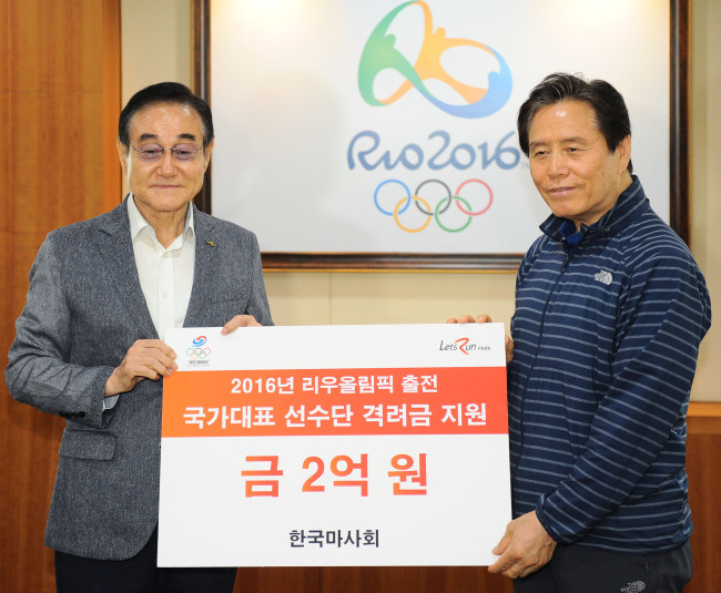 현명관 한국마사회 회장(왼쪽)과 최종삼 선수촌장.