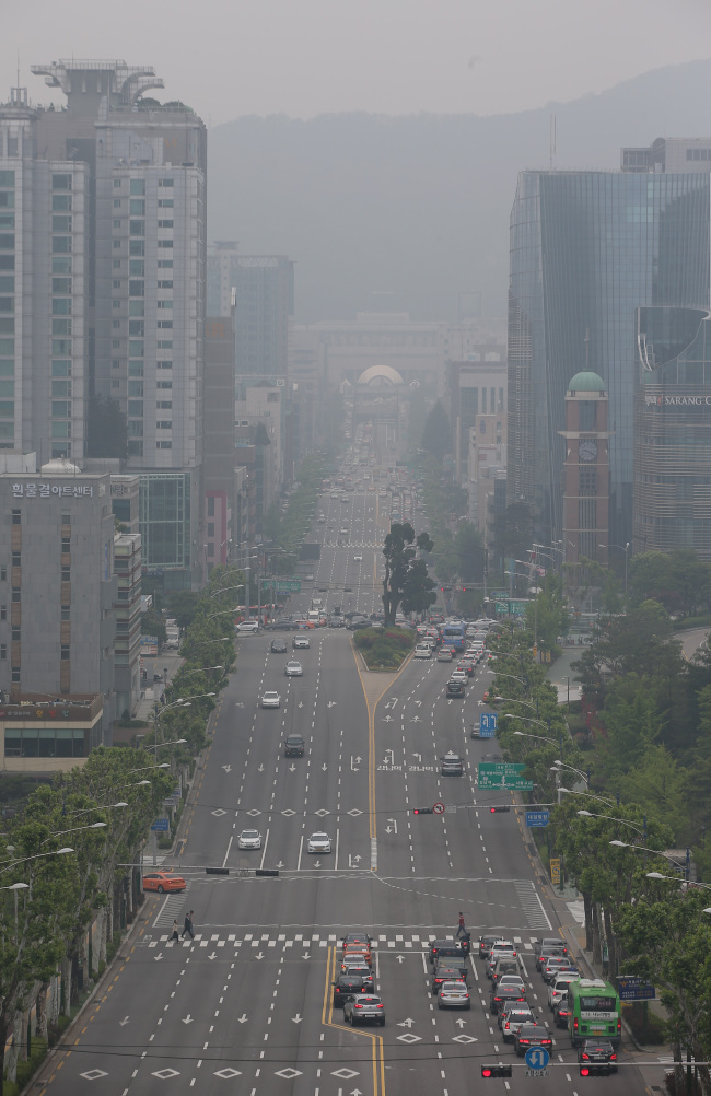 The sky in Seoul city is covered with fine dust. Yonhap