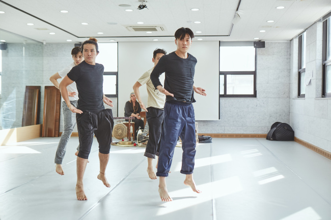 The Korea National Contemporary Dance Company practices for “Nativos.” (Mok Jin-woo/KNCDC)