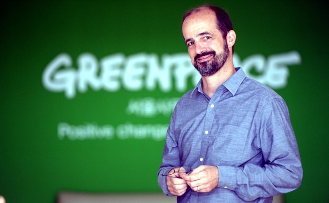 Gary Cook, a senior IT analyst at Greenpeace, talks during an interview with The Korea Herald. Park Hyun-koo/The Korea Herald