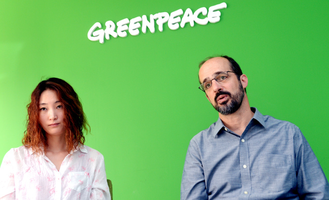 Gary Cook, a senior IT analyst at Greenpeace and Jude Lee, a senior climate and energy campaigner at Greenpeace Korea, talk during an interview with The Korea Herald. Park Hyun-koo/The Korea Herald
　